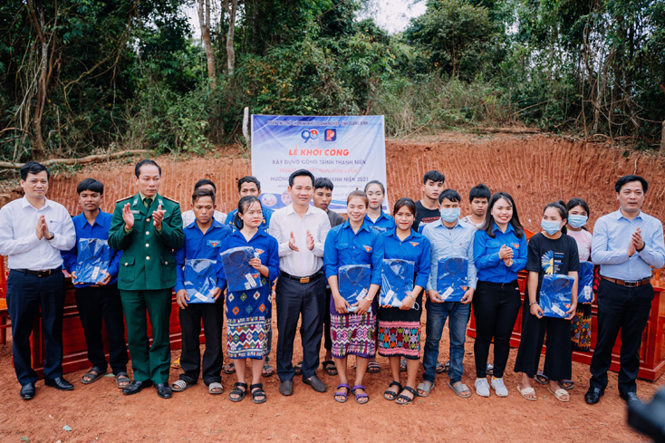 Khởi công công trình "Trường đẹp cho em"