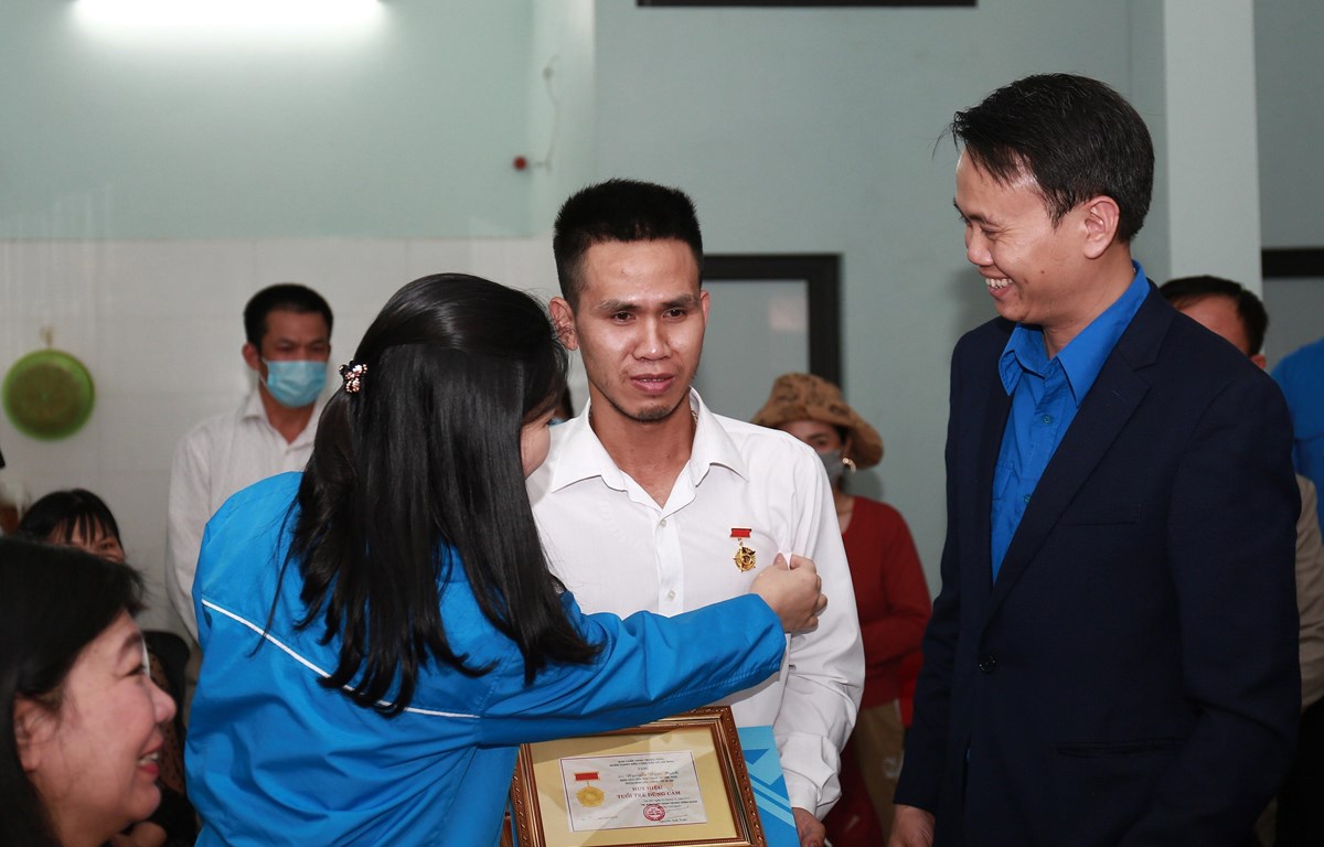 Thủ tướng tặng bằng khen cho người cứu cháu bé bị rơi từ tầng 13