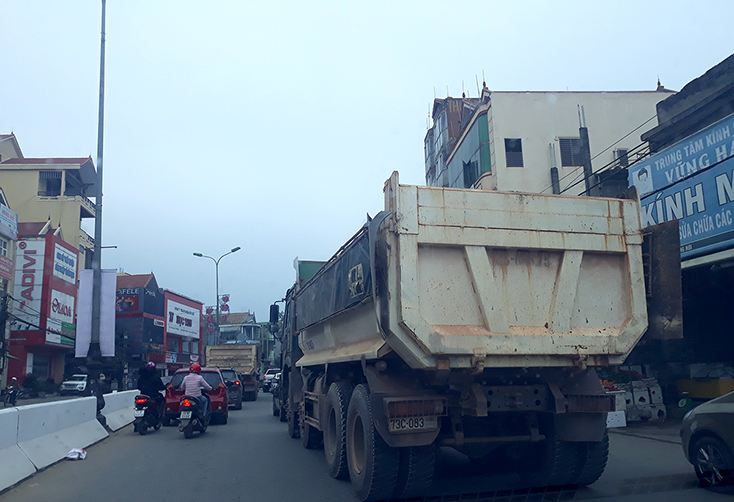 TP. Đồng Hới: Cầu tải trọng 13 tấn "cõng" xe "khủng"!