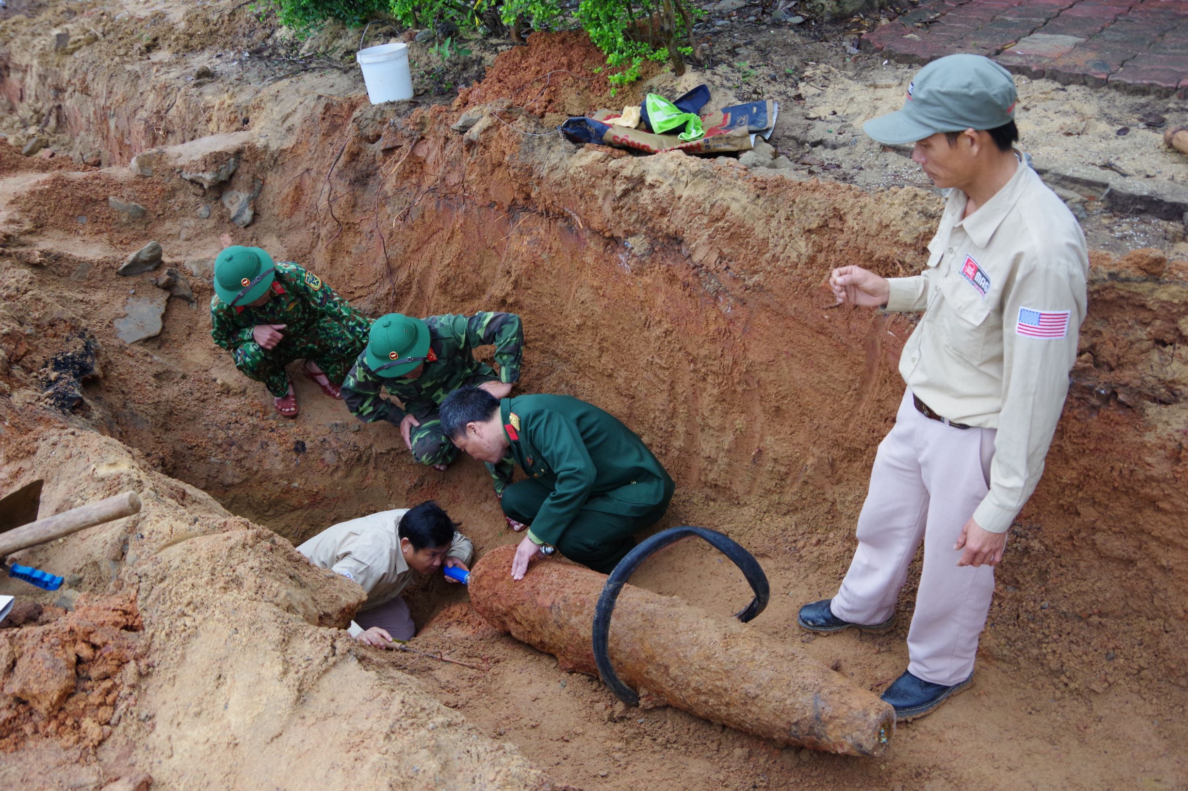Xử lý an toàn quả bom trong khu dân cư