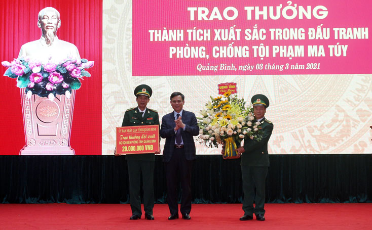 Chủ tịch UBND tỉnh: Trao thưởng đột xuất 20 triệu đồng cho Bộ Chỉ huy Bộ đội Biên phòng tỉnh