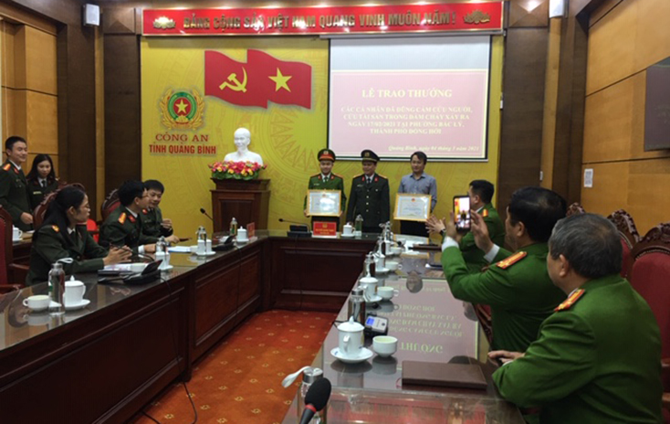 Trao bằng khen của Chủ tịch UBND tỉnh cho các cá nhân dũng cảm cứu người