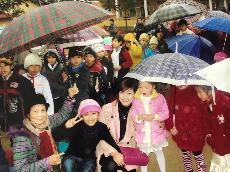 Cô giáo cõng học trò đi học