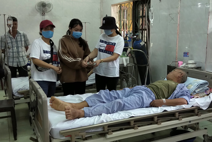 Trao tiền hỗ trợ bệnh nhân nghèo tại Bệnh viện đa khoa huyện Minh Hóa