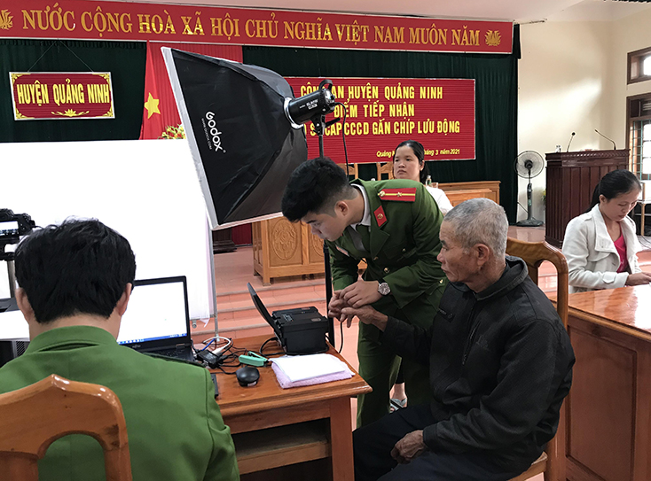 Công an huyện Quảng Ninh: Triển khai cấp thẻ CCCD gắn chíp điện tử lưu động
