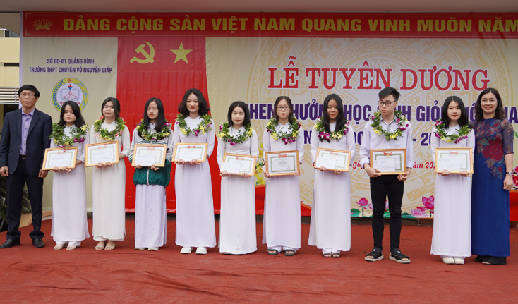 Tuyên dương học sinh đoạt giải tại Kỳ thi học sinh giỏi Quốc gia năm học 2020-2021