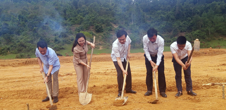 Khởi công xây dựng các công trình hỗ trợ người dân bản Sắt