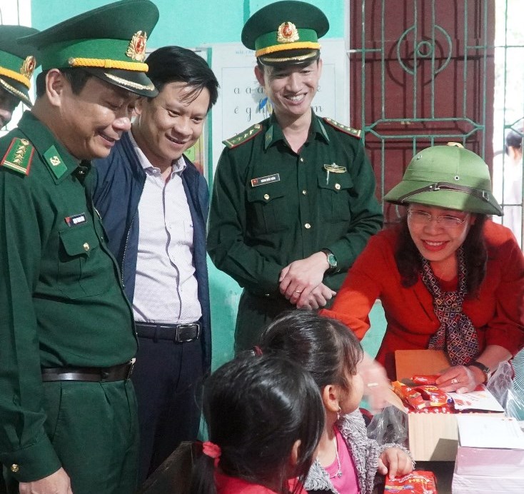Gắn bó, đồng hành cùng nhân dân