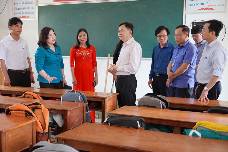 Đoàn công tác Bộ GD-ĐT khảo sát cơ sở vật chất các trường học ở huyện Tuyên Hóa
