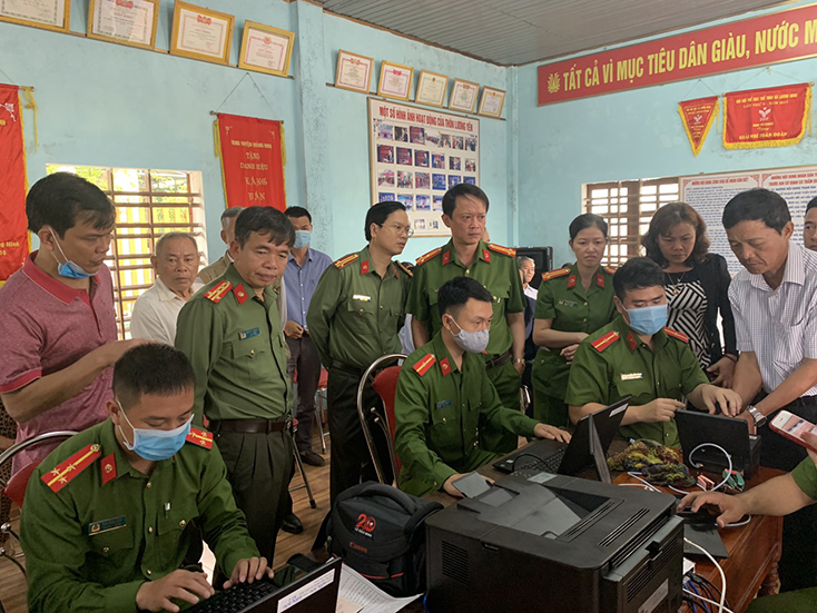 Giám đốc Công an tỉnh kiểm tra các điểm cấp căn cước công dân tại các địa phương