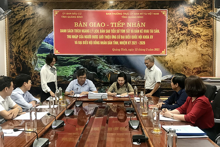 Bàn giao, tiếp nhận hồ sơ những người ứng cử đại biểu Quốc hội khóa XV và đại biểu HĐND tỉnh, nhiệm kỳ 2021-2026