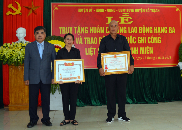Truy tặng Huân chương Lao động hạng Ba và bằng "Tổ quốc ghi công" liệt sĩ Phan Thanh Miên