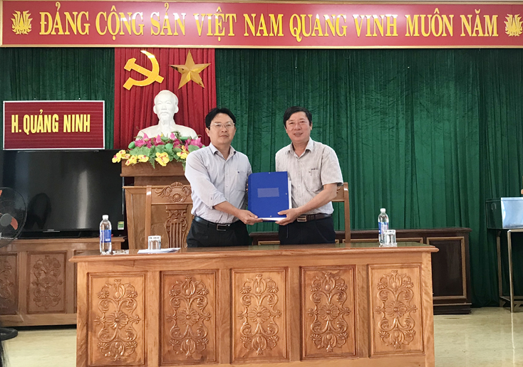 Bàn giao hồ sơ người ứng cử đại biểu HĐND huyện