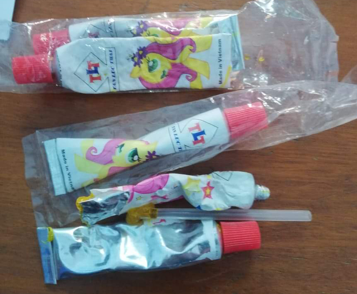 3 em học sinh bị ngộ độc sau khi thổi kẹo bong bóng