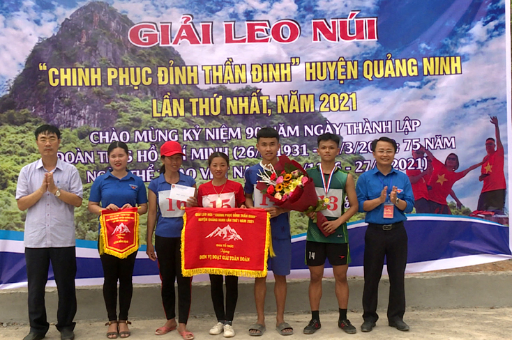 Giải leo núi "Chinh phục đỉnh Thần Đinh"