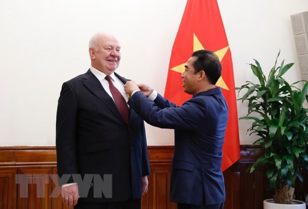 Trao Huân chương Hữu nghị tặng Đại sứ Liên bang Nga tại Việt Nam