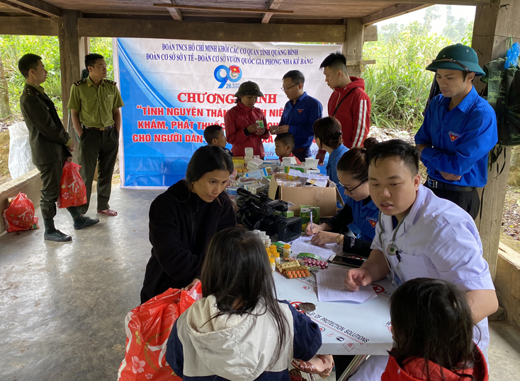 Khám, cấp phát thuốc miễn phí cho người dân bản Đoòng