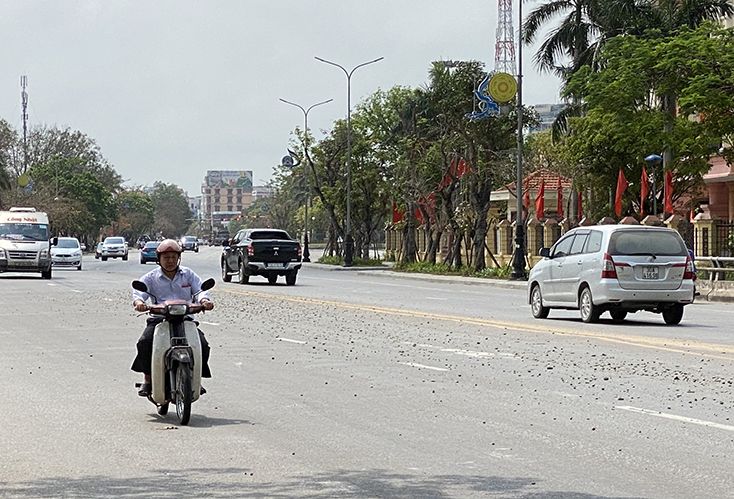 Cần xử lý nghiêm tình trạng xe quá khổ, quá tải, chở vật liệu rơi vãi