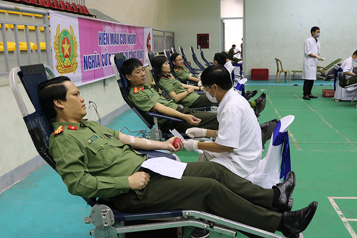 Gần 250 đơn vị máu thu được từ chương trình "Giọt máu nghĩa tình - vì nhân dân phục vụ"