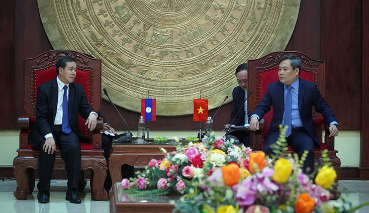 Đồng chí Bí thư Tỉnh ủy tiếp xã giao Đại sứ đặc mệnh toàn quyền nước CHDCND Lào tại Việt Nam