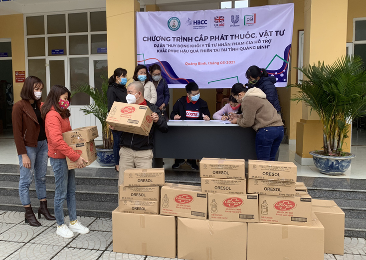Giám sát, hỗ trợ kỹ thuật và trao tặng thuốc, vật tư cho các trường học và các trạm y tế