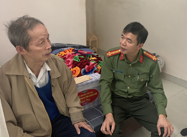 Đồng chí Giám đốc Công an tỉnh thăm, tặng quà các gia đình chính sách, gia đình có hoàn cảnh khó khăn
