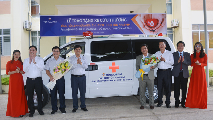 Tặng xe cứu thương cho Bệnh viện đa khoa huyện Bố Trạch