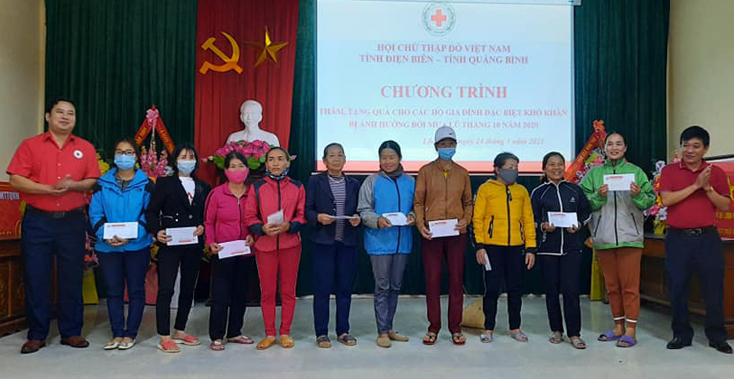 Thăm và tặng quà cho các hộ gia đình khó khăn tại Quảng Bình
