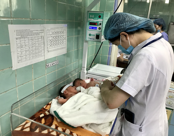 Sinh mổ thành công hai trường hợp mang thai 3