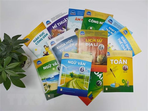 Bộ Tài chính thông tin về tăng giá sách giáo khoa và xăng dầu