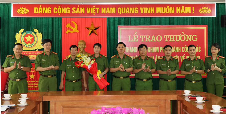 Khen thưởng các lực lượng trong đấu tranh chuyên án gần 2.200 viên ma túy tại huyện Quảng Ninh