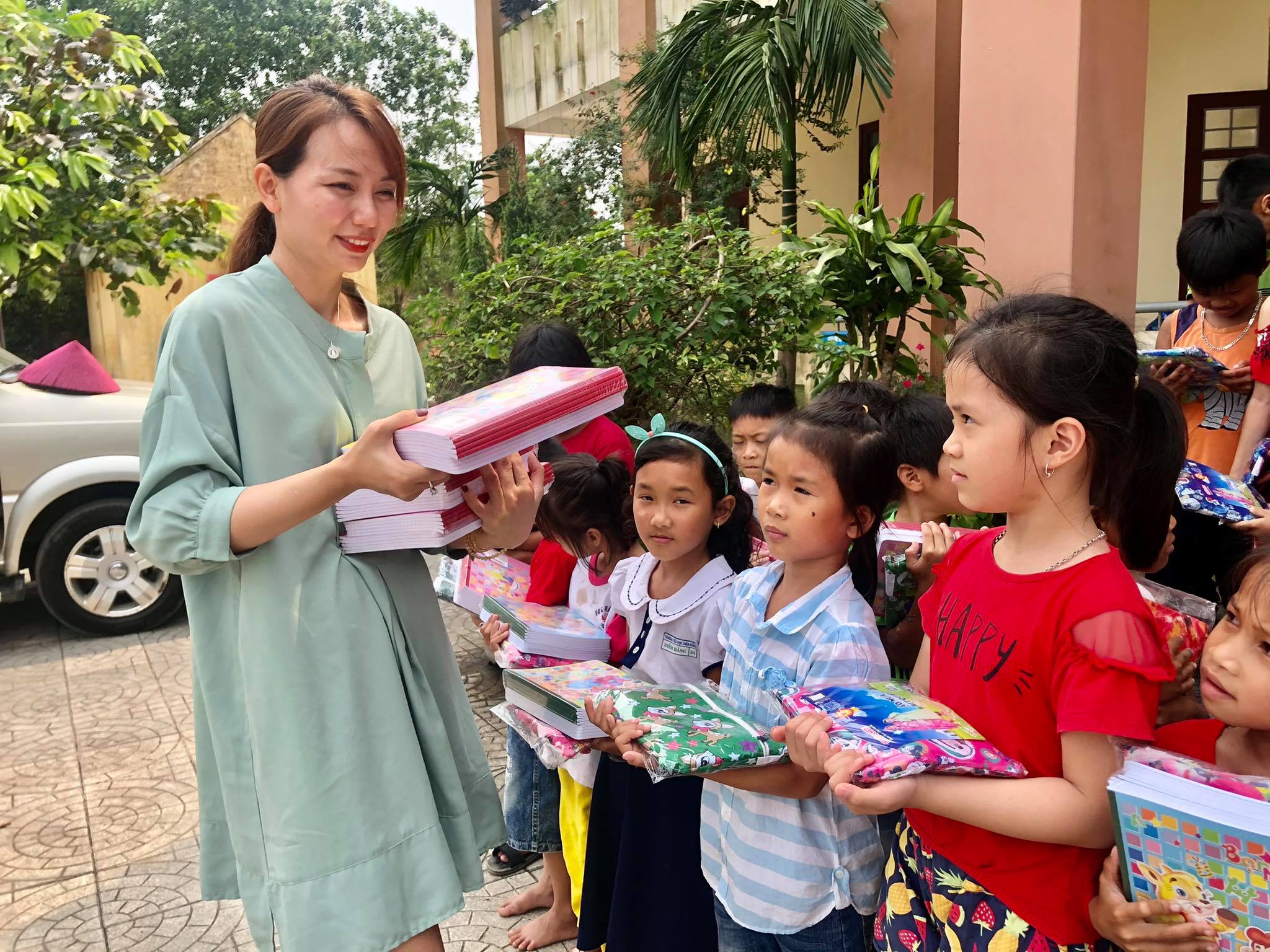 Tặng quà cho học sinh vùng khó Kim Thủy