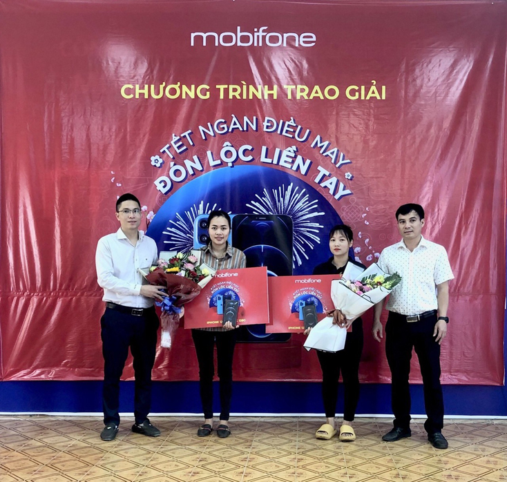 Trao thưởng khách hàng may mắn chương trình "Chào xuân Tân Sửu 2021"