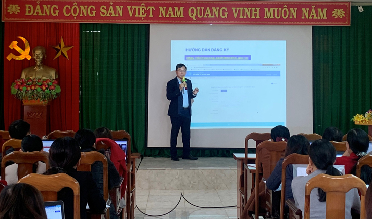 Người dân hưởng tiện ích từ ứng dụng VssID