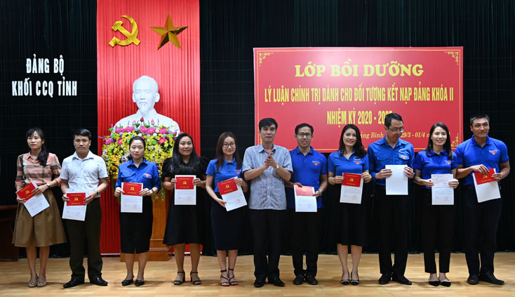 Bế giảng lớp bồi dưỡng lý luận chính trị dành cho  đối tượng kết nạp Đảng khóa II