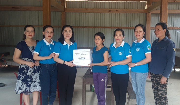 Hội LHPN Minh Hóa-Hội LHPN tỉnh: Bàn giao nhà "Mái ấm tình thương" cho phụ nữ nghèo