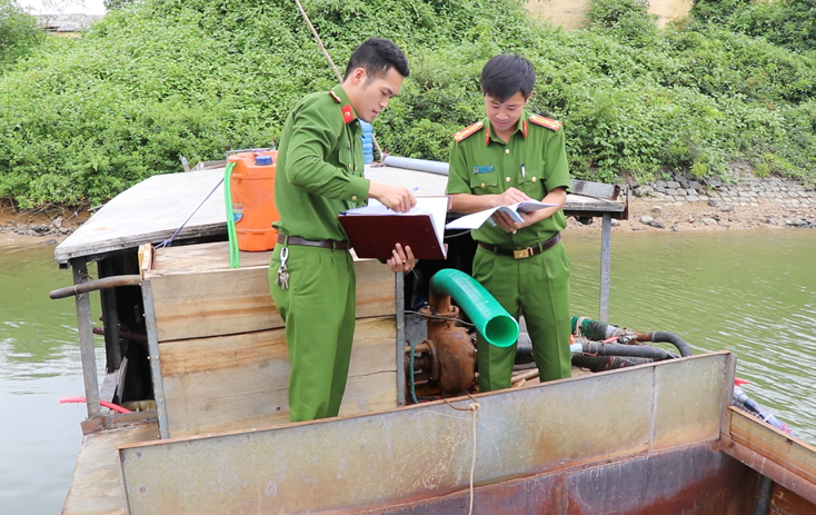 Đấu tranh quyết liệt với "cát tặc" trên tuyến sông Long Đại