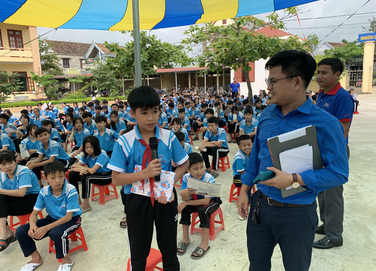 Tăng cường tuyên truyền pháp luật về ATGT đường sắt