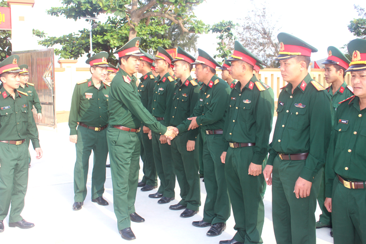 Thiếu tướng Trần Minh Thanh, Chủ nhiệm Chính trị Quân khu 4 kiểm tra việc thực hiện nhiệm vụ tại phân đội đảo La