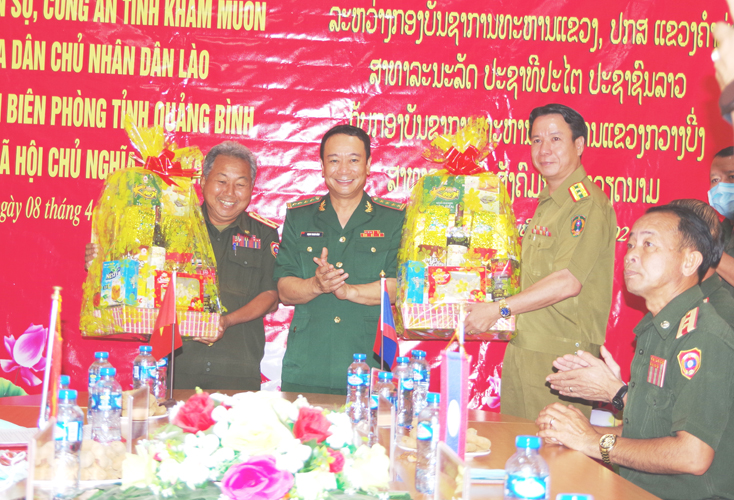 BĐBP Quảng Bình chúc tết lực lượng vũ trang nước bạn Lào