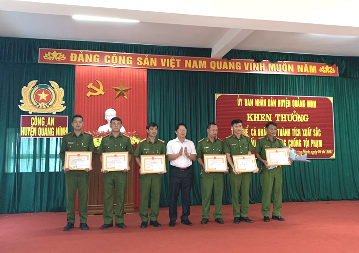 Khen thưởng Công an huyện Quảng Ninh trong đấu tranh phòng, chống tội phạm