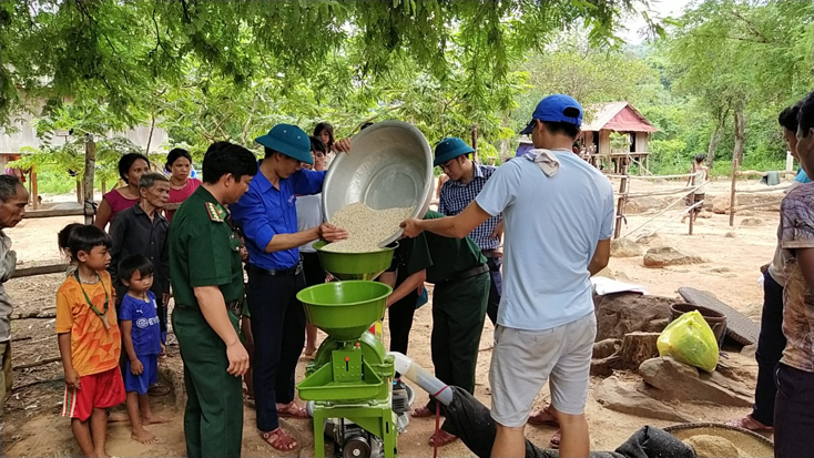 Tiếng máy vùng biên