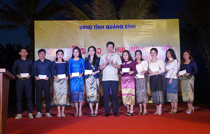 UBND tỉnh chúc mừng cán bộ, sinh viên Lào nhân dịp Tết cổ truyền Bun-pi-may