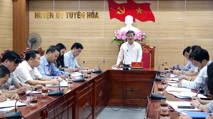 Đồng chí Trưởng ban Tuyên giáo Tỉnh ủy kiểm tra công tác chuẩn bị bầu cử tại huyện Tuyên Hóa