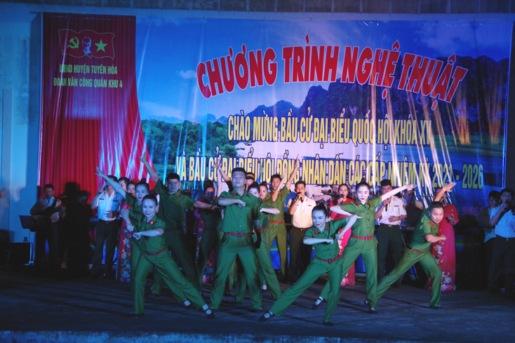 Đoàn văn công Quân khu IV biểu diễn phục vụ cán bộ, chiến sĩ LLVT và nhân dân huyện Tuyên Hóa