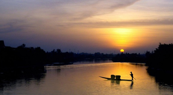 Bóng mẹ về xao xuyến bến sông quê