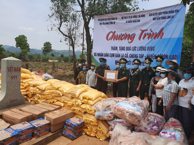 Thăm và tặng quà lực lượng bảo vệ biên giới Lào nhân dịp Tết Bunpimay