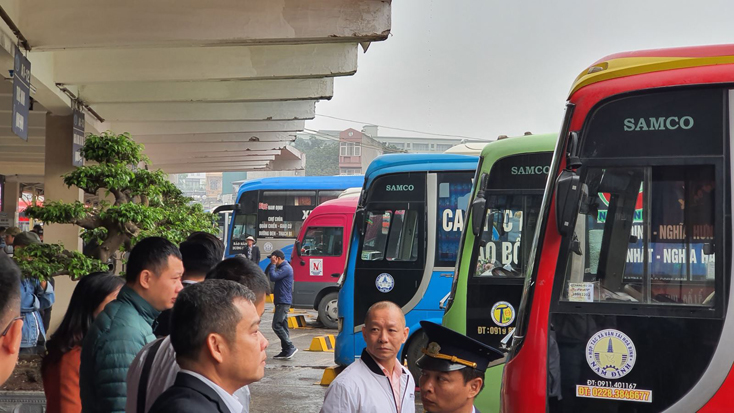 Đường bộ tăng tải dịp nghỉ lễ 30-4 và 1-5, nghiêm cấm nhà xe bỏ bến chạy hợp đồng
