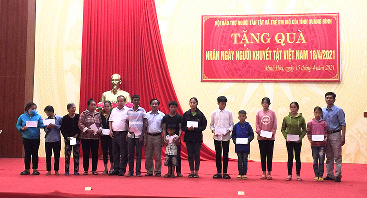 Trao quà cho người khuyết tật, trẻ mồ côi tại huyện Minh Hóa và Lệ Thủy