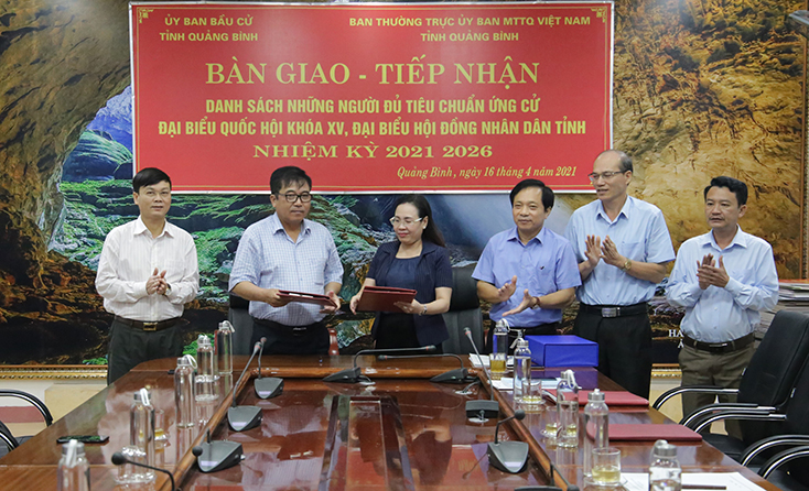 Bàn giao biên bản hội nghị hiệp thương lần thứ ba và danh sách những người đủ tiêu chuẩn ứng cử đại biểu Quốc hội khóa XV, đại biểu HĐND tỉnh nhiệm kỳ 2021-2026